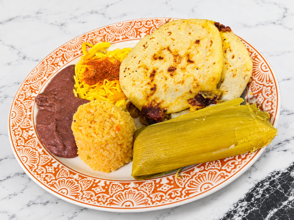 Combo 2 Pupusas + 1 Tamal