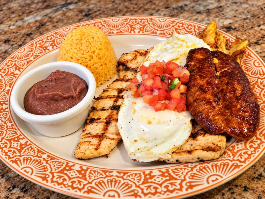Pechuga de Pollo a la Parrilla con Huevo y Chorizo